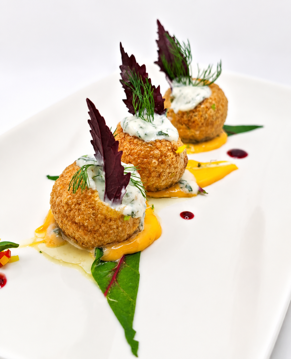 Knusprige Weizenbällchen mit Gurken-Salsa, Minz-Joghurt und Chiliöl-Mayonnaise eröffnen das neue Menü. 