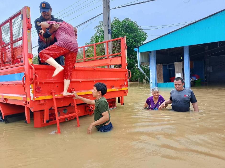 Rettung in Songkhla: Einsatzkräfte evakuieren Anwohner aus knietiefem Wasser, Vorräte werden knapp. Bild: PR Songkhla