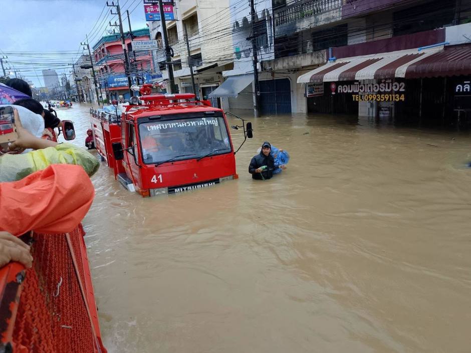 Überschwemmtes Stadtzentrum von Hat Yai: Feuerwehr kämpft gegen Fluten, Anwohner warten auf Hilfe. Bild: PR Songkhla