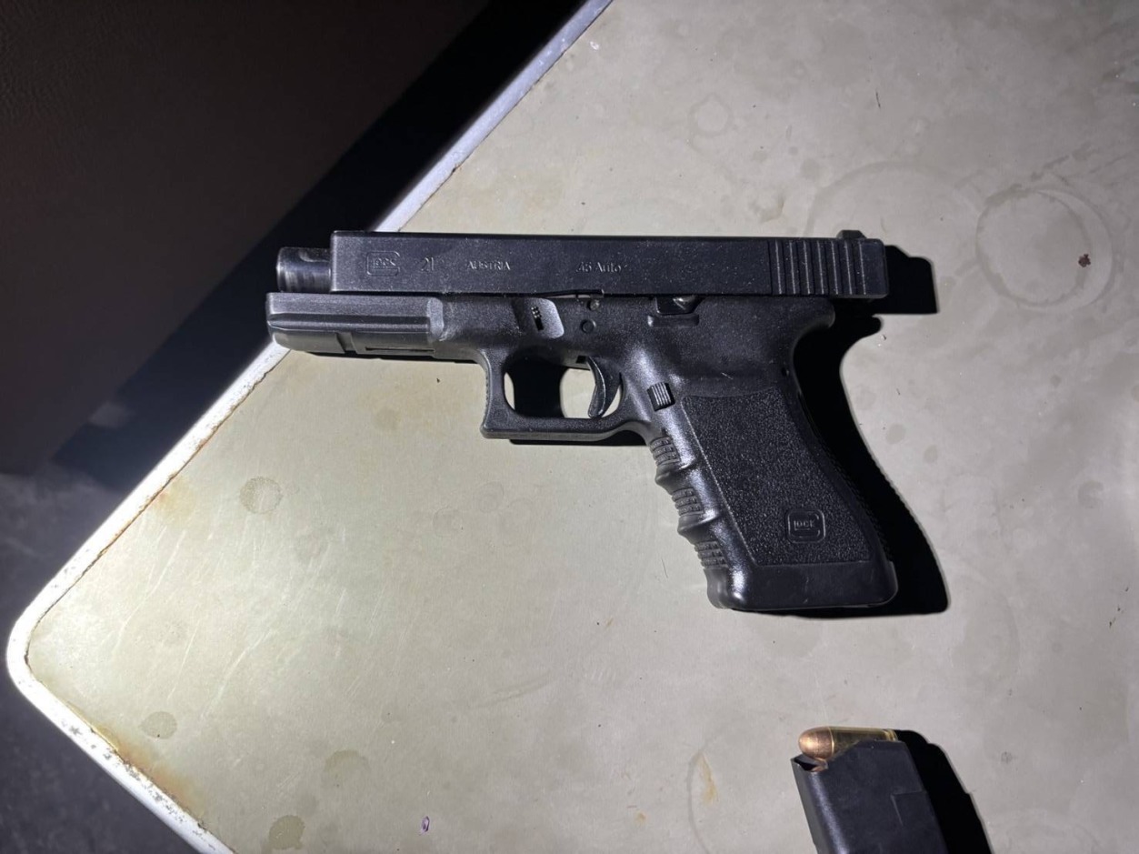 Sichergestellte Pistole mit Magazin, die nach Angaben der Polizei bei der Tat verwendet wurde. Bild: TMN.TV