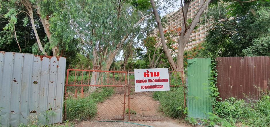 Der Standort könnte besser nicht gewählt sein. Das Wongamat Beach Village wird direkt auf dem Stück Land zwischen dem Long Beach Garden Hotel und dem Pullman Pattaya Hotel G errichtet. Foto: Jahner