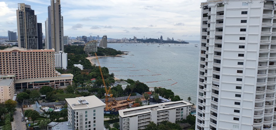 Blick auf die Baustelle des Arom Wongamat des renommierten Immobilienentwicklers Colours Developments. Zwei-Zimmer-Wohnungen mit Meerblick werden in dem exklusivsten Wohngebäude Nakluas ab 14,9 Millionen Baht angeboten – wohl eher etwas für gutbetuchte Bevölkerungsschichten. Foto: Jahner