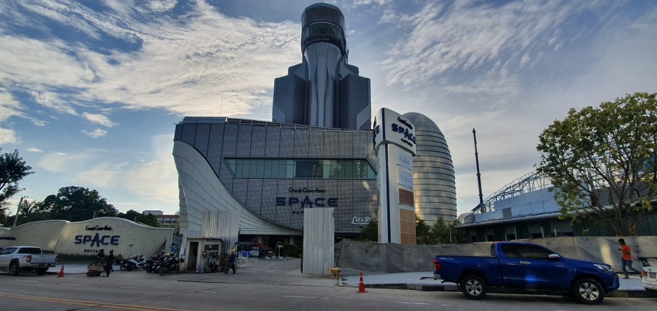 Mit dem Terminal 21 Pattaya und dem Grand Centre Point Space Pattaya (im Bild) das am 1. August 2022 eröffnet wird, prägt die LH Mall & Hotel Co., Ltd. den Wandel Nakluas. Die Central Group will nun ein großes Stück vom Kuchen abhaben und baut ebenfalls eine Mall im Umfeld ihres Hotel-Flaggschiffs. Foto: Jahner
