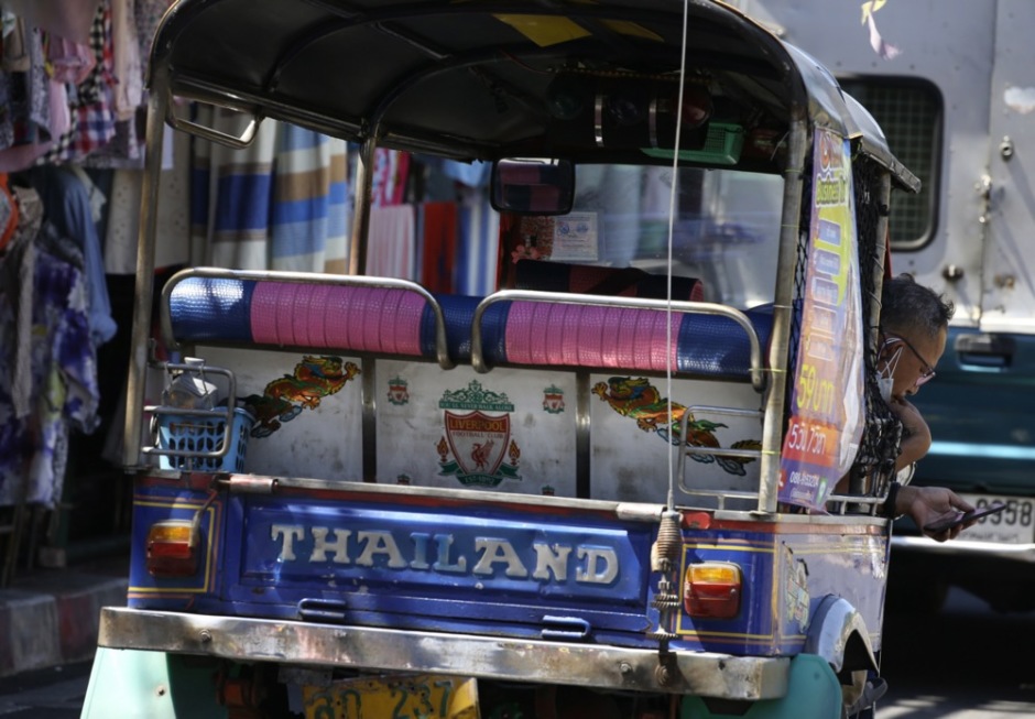 Bei allen von Wat Industry gebauten Tuk-Tuks ziert der bekannte Thailand-Schriftzug das Heck. Foto: epa-efe/Narong Sangnak