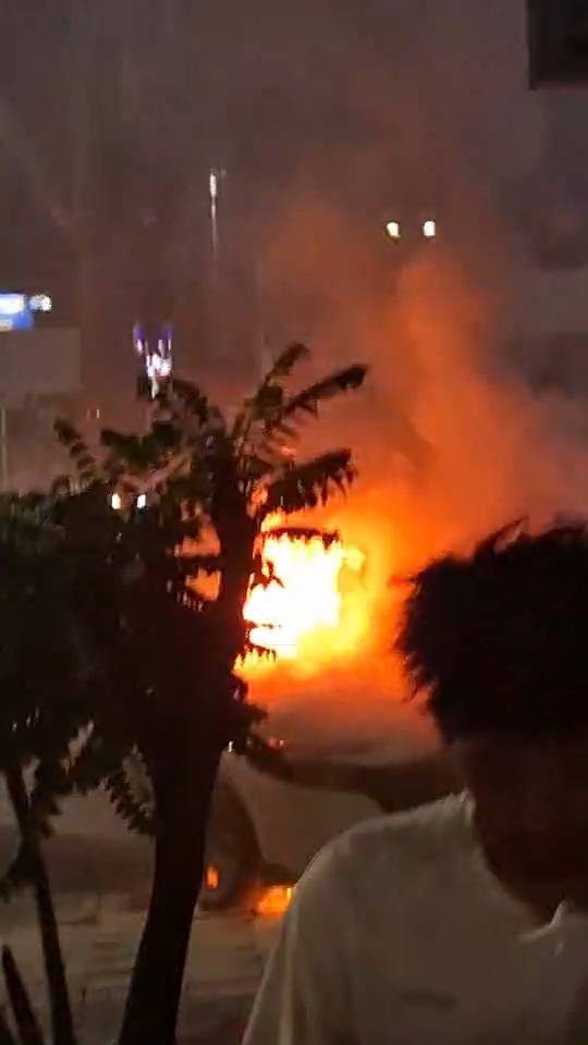 Meterhohe Flammen schlugen aus dem Mazda, bevor die Feuerwehr den Brand unter Kontrolle brachte. Bild: TMN.TV