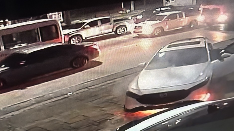 Aufnahmen einer Überwachungskamera zeigen den Mazda kurz vor dem Ausbruch des Feuers am Straßenrand. Bild: TMN.TV