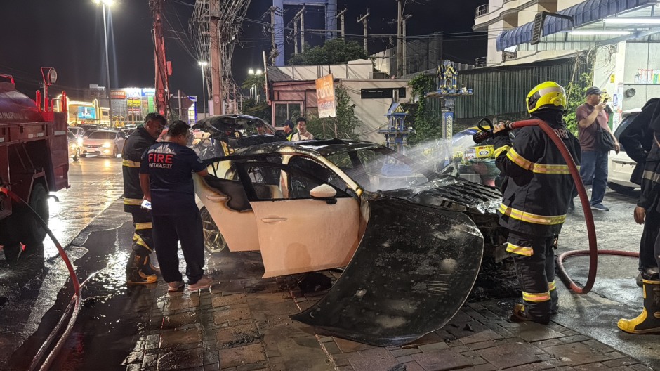 Feuerwehrleute kontrollieren den Brandherd im Bereich des Motorraums während der Löscharbeiten. Bild: TMN.TV