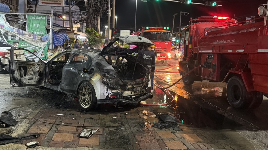 Der Wagen wurde durch das Feuer nahezu vollständig zerstört und musste nach den Löscharbeiten untersucht werden. Bild: TMN.TV