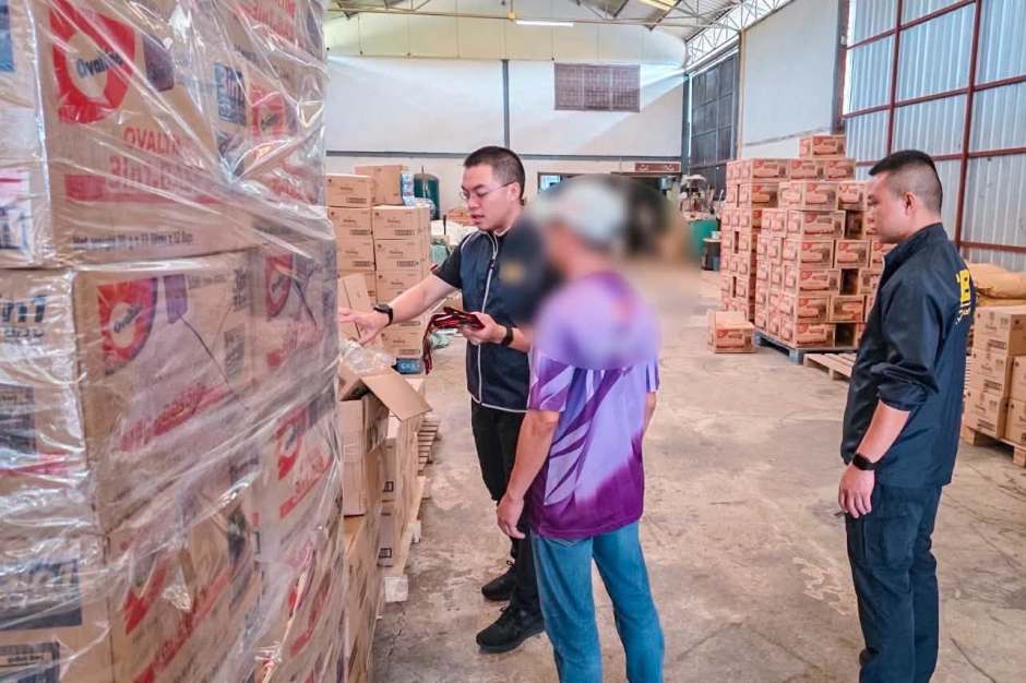 In einem Lagerhaus stellten die Beamten große Mengen verpackter Waren und mutmaßlicher Fälschungen sicher. Bild: Central Investigation Bureau (CIB)