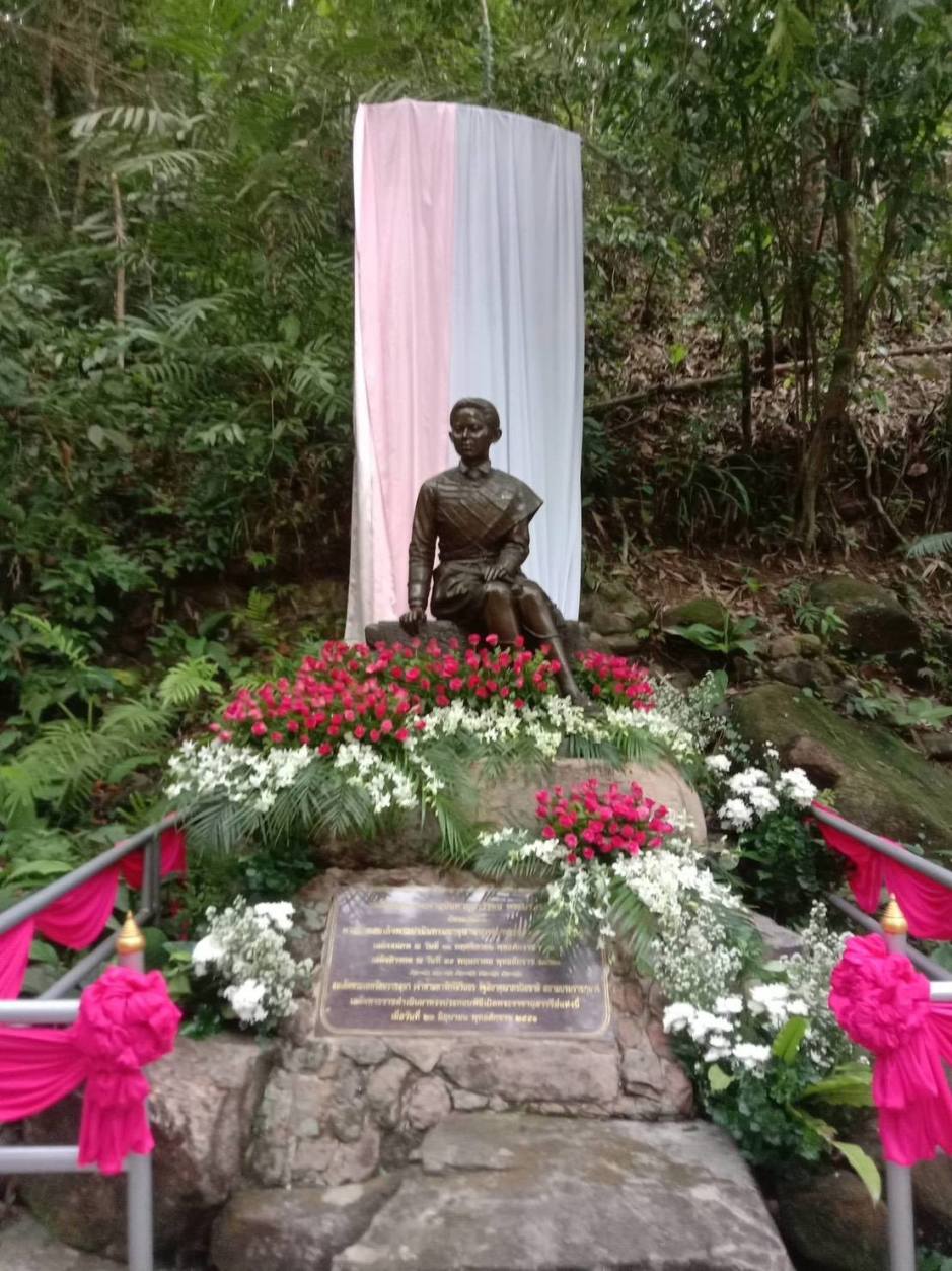 Eine Statue von Königin Sunanda Kumariratana erinnert im Nationalpark an die enge Verbindung der Monarchin mit dem Wasserfall von Phlio. Bild: Department of National Parks, Wildlife and Plant Conservation (DNP)
