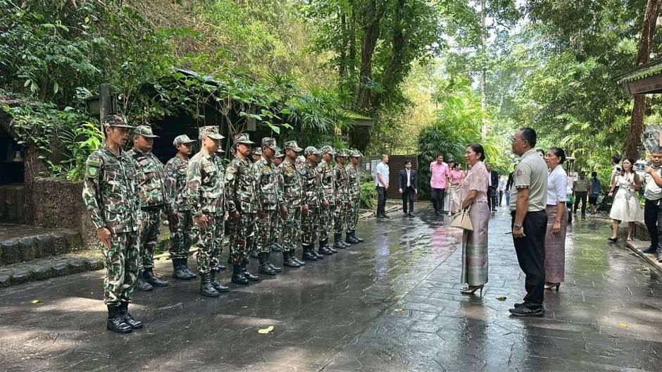 Die stellvertretende Gouverneurin von Chanthaburi wurde zu Beginn der Gedenkfeier von Vertretern des Nationalparks empfangen. Bild: Department of National Parks, Wildlife and Plant Conservation (DNP)