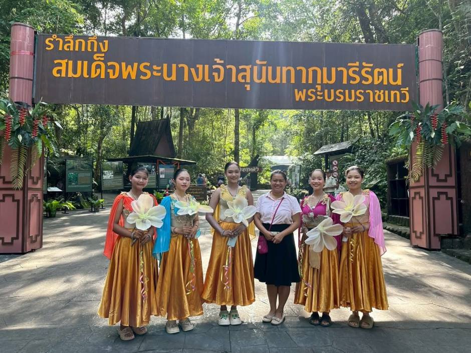 Teilnehmer der Veranstaltung posieren am Eingang des Gedenkbereichs für Königin Sunanda Kumariratana im Nationalpark Namtok Phlio. Bild: Department of National Parks, Wildlife and Plant Conservation (DNP)