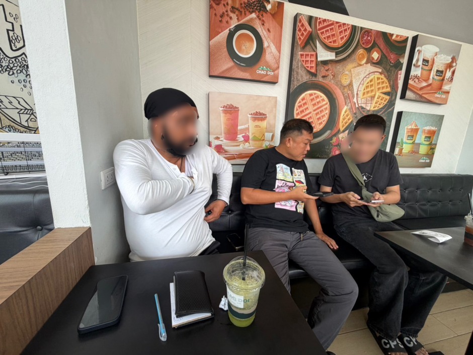 Ermittler der Touristenpolizei überprüften den Verdächtigen (l.) während des Einsatzes in einem Café in Pattaya. Bild: TMN.TV