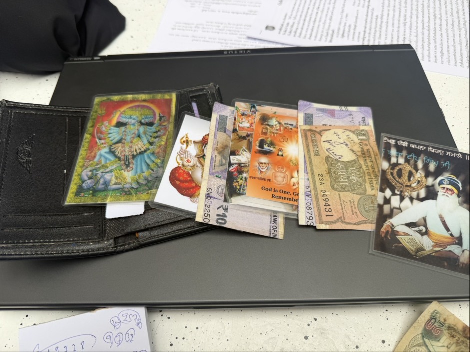 Sichergestellt wurden unter anderem Bargeld, religiöse Motive und Gegenstände, die bei den Wahrsagungen verwendet worden sein sollen. Bild: TMN.TV