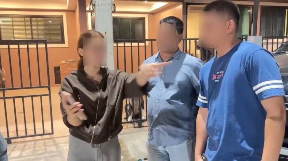 Der britische Geschädigte und seine thailändische Lebensgefährtin sprechen nach dem Überfall mit den Ermittlern vor dem Wohnhaus. Bild: TMN.TV