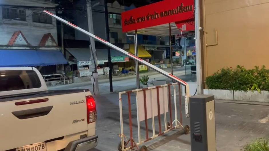Die Ausfahrtsschranke der Wohnanlage wurde vom flüchtenden Pick-up erheblich beschädigt. Bild: TMN.TV