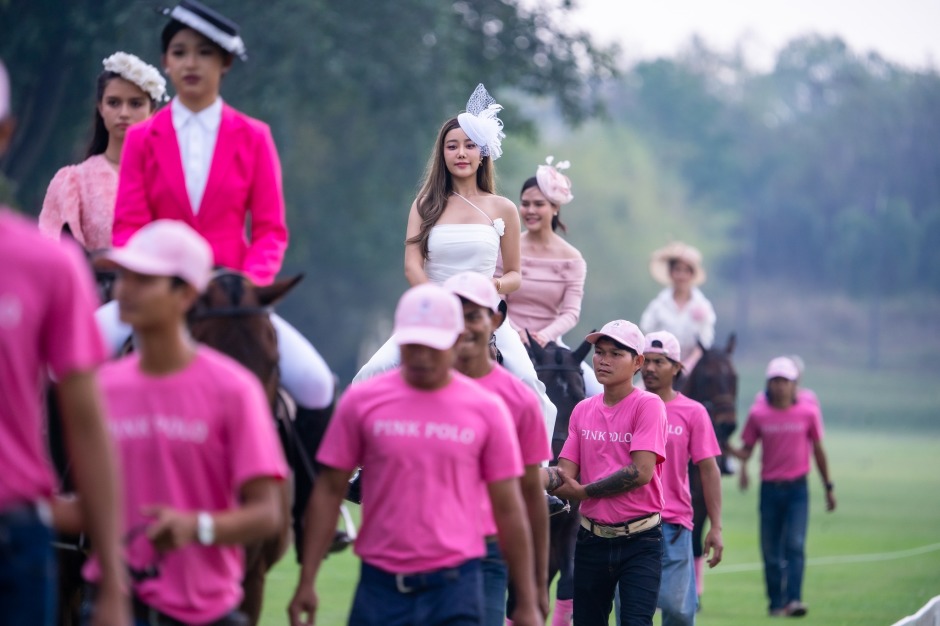 Teilnehmerinnen und Helfer begleiten die zeremonielle Parade als festen Bestandteil der Charity-Veranstaltung. Bild: B.Grimm.
