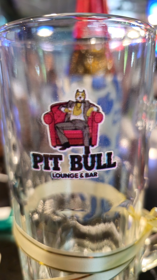 Zum Abschied erhielt jeder Besucher einen Bierkrug mit dem Emblem der legendären Pit Bull Bar. Foto: Jahner