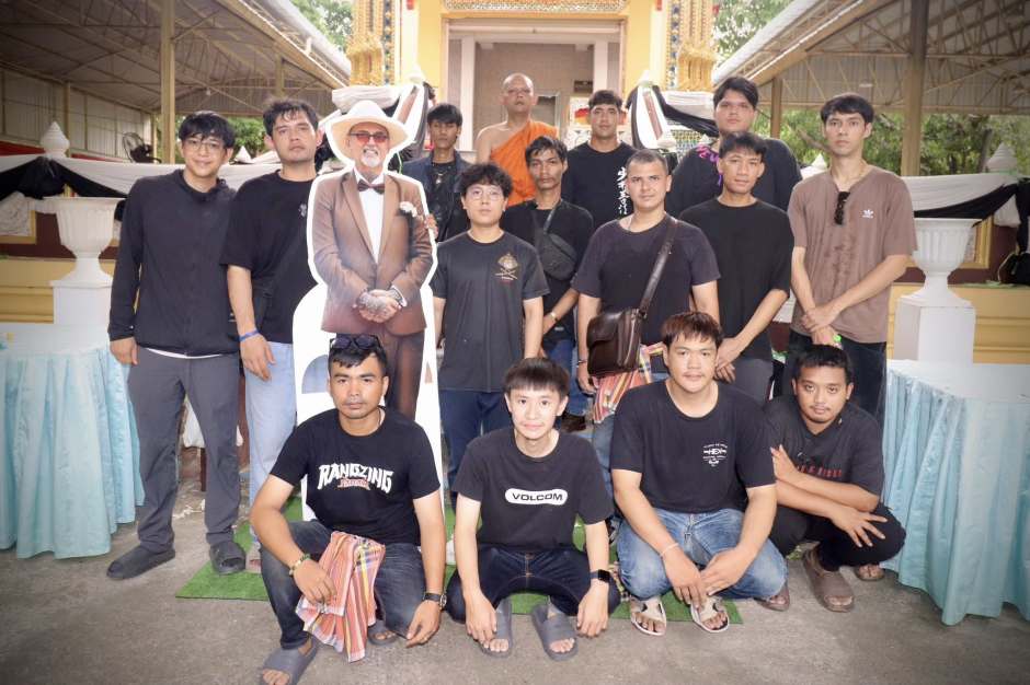 Gruppenfoto mit Staubis Pappaufsteller: Humorvoll bleibt er auch bei seiner Trauerfeier mitten unter Freunden. Bild: TMN.TV