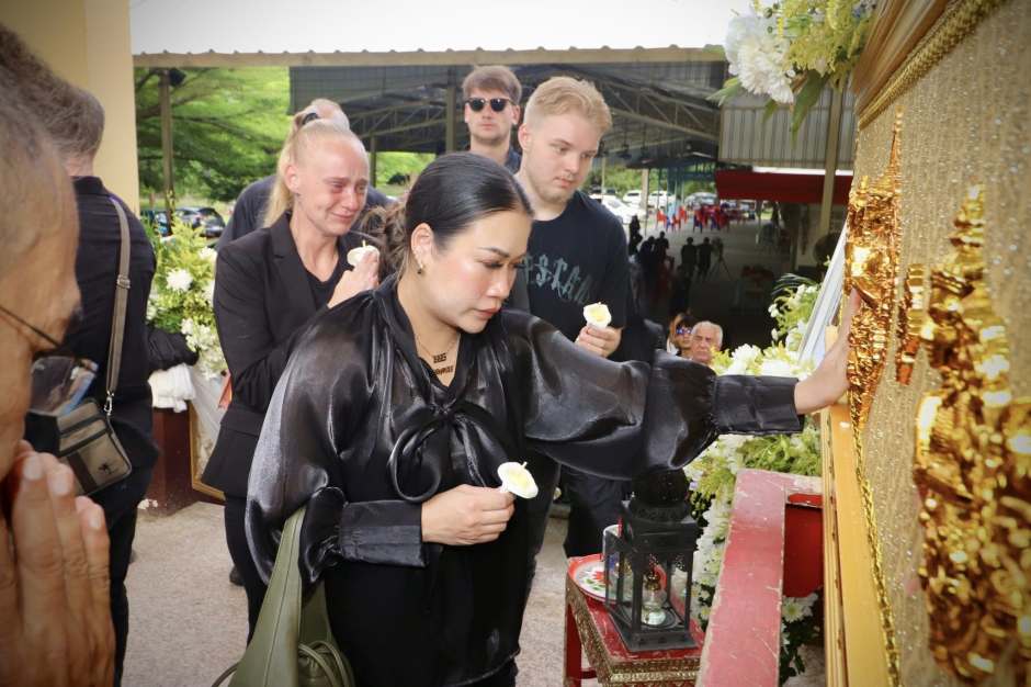Freunde und Angehörige legen Blumen am Sarg nieder und nehmen tief bewegt Abschied von Staubi. Bild: TMN.TV