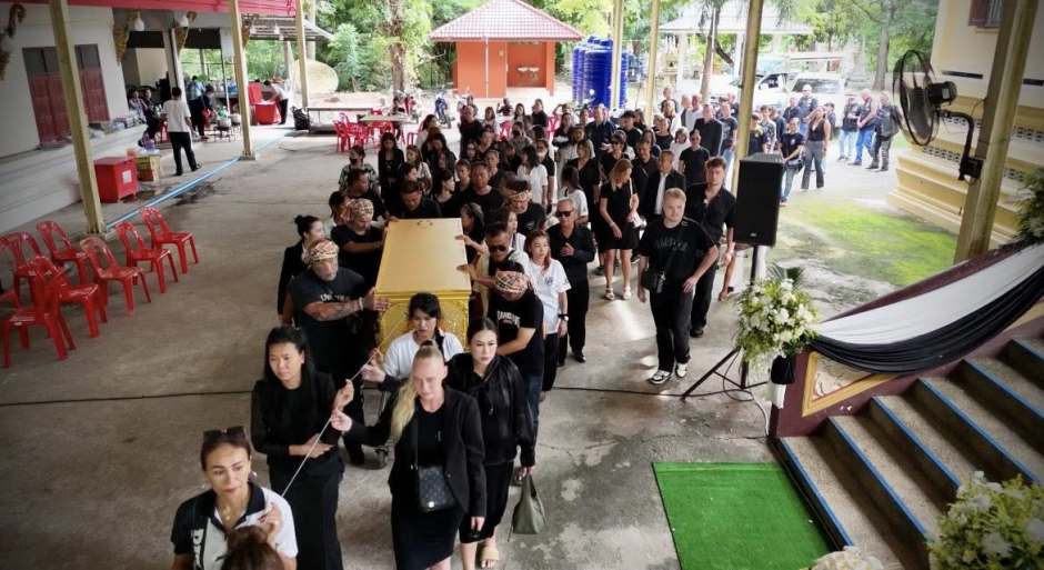 Mit einem weißen Faden verbunden, zogen Trauergäste geschlossen hinter Staubis goldenem Sarg zum Tempel. Bild: TMN.TV