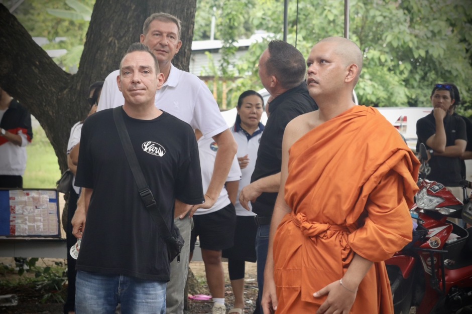 Staubis Sohn Joey, frisch ordiniert, steht im Gewand eines Mönchs – Symbol tiefer buddhistischer Tradition. Bild: TMN.TV