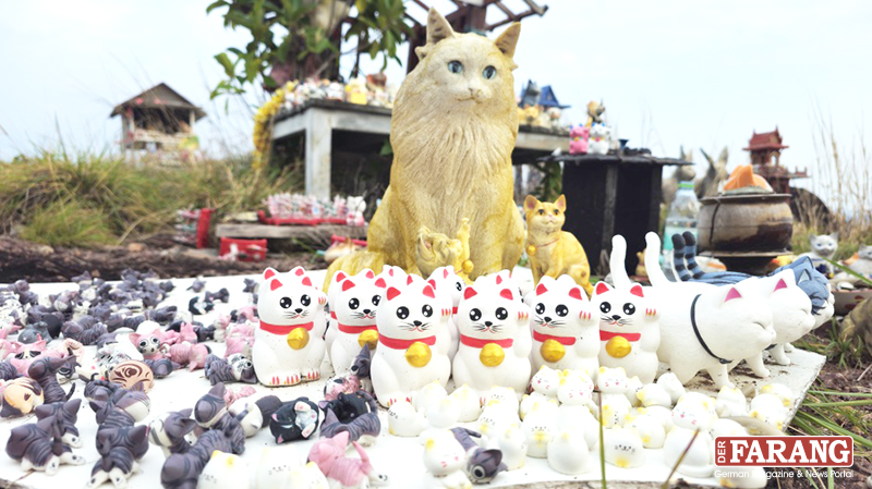 Katzenfiguren am Cat Temple, abgelegen am Cape Kradun. Besucher bringen kleine Gaben und hoffen auf Glück.