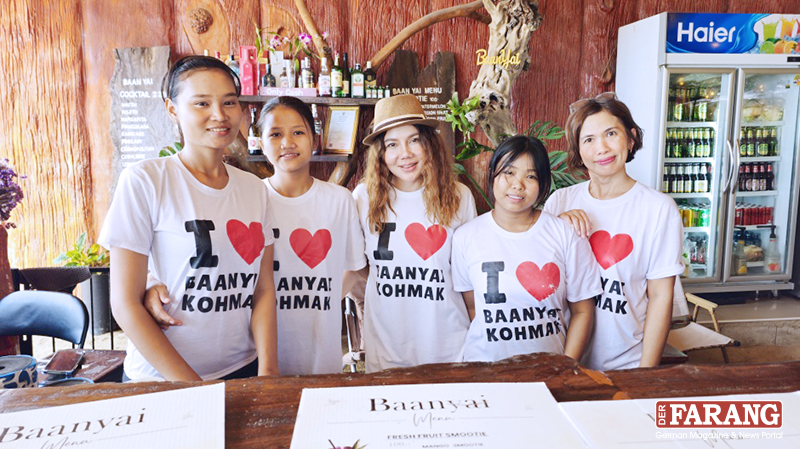 Khun Nicha (M.) und ihr sympathisches Team der Baan Yai Beach Bar sorgen sich gewissenvoll um das Wohl ihrer Gäste.