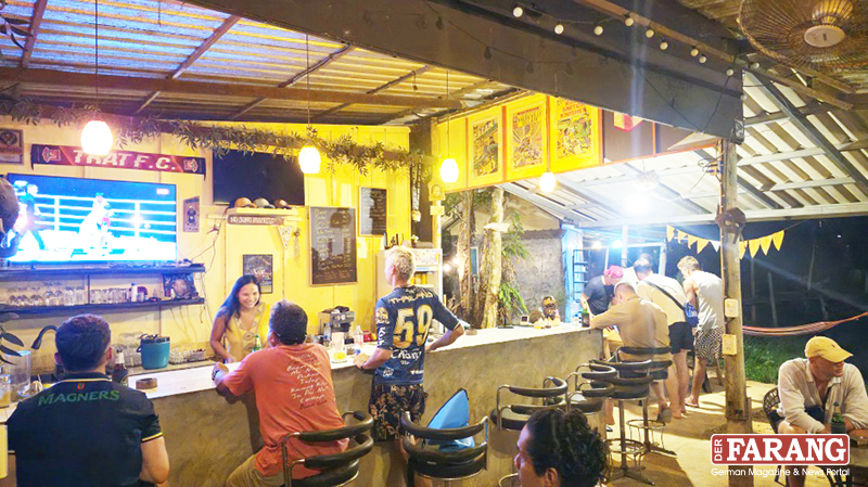 In den Abendstunden ist die Sportsbar Koh Mak ein beliebter Treffpunkt.