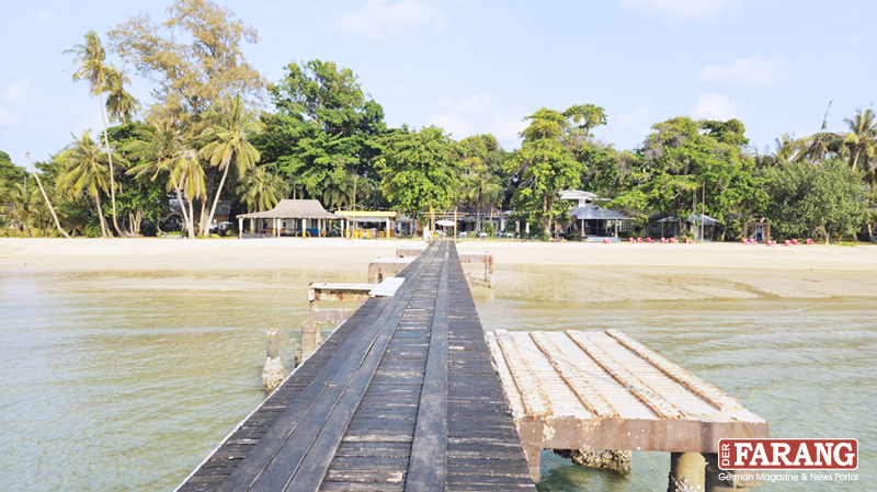 Der Steg des Koh Mak Resorts führt zum Ao Suanyai, wo sich auch die Thai Sabai Bar befindet.