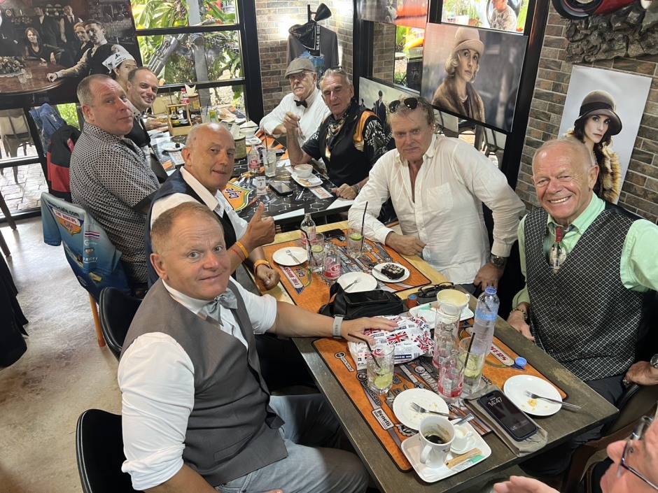 Besuchergruppen erschienen während der Themenwoche in klassischer Kleidung im Stil der 1930er Jahre im The Bikers Café Thailand.
