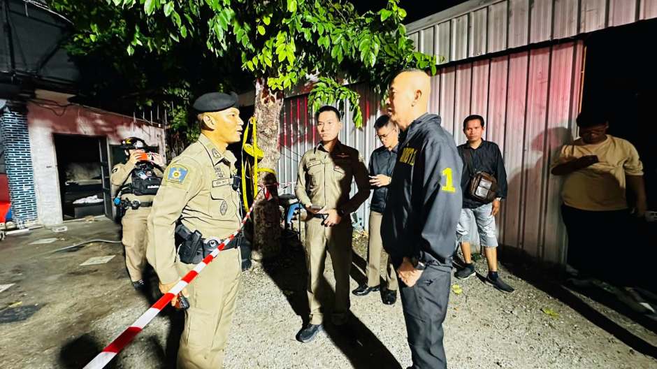 Polizeibeamte besprechen das weitere Vorgehen am abgesperrten Brandort während der laufenden Ermittlungen. Foto: Pattaya City Police
