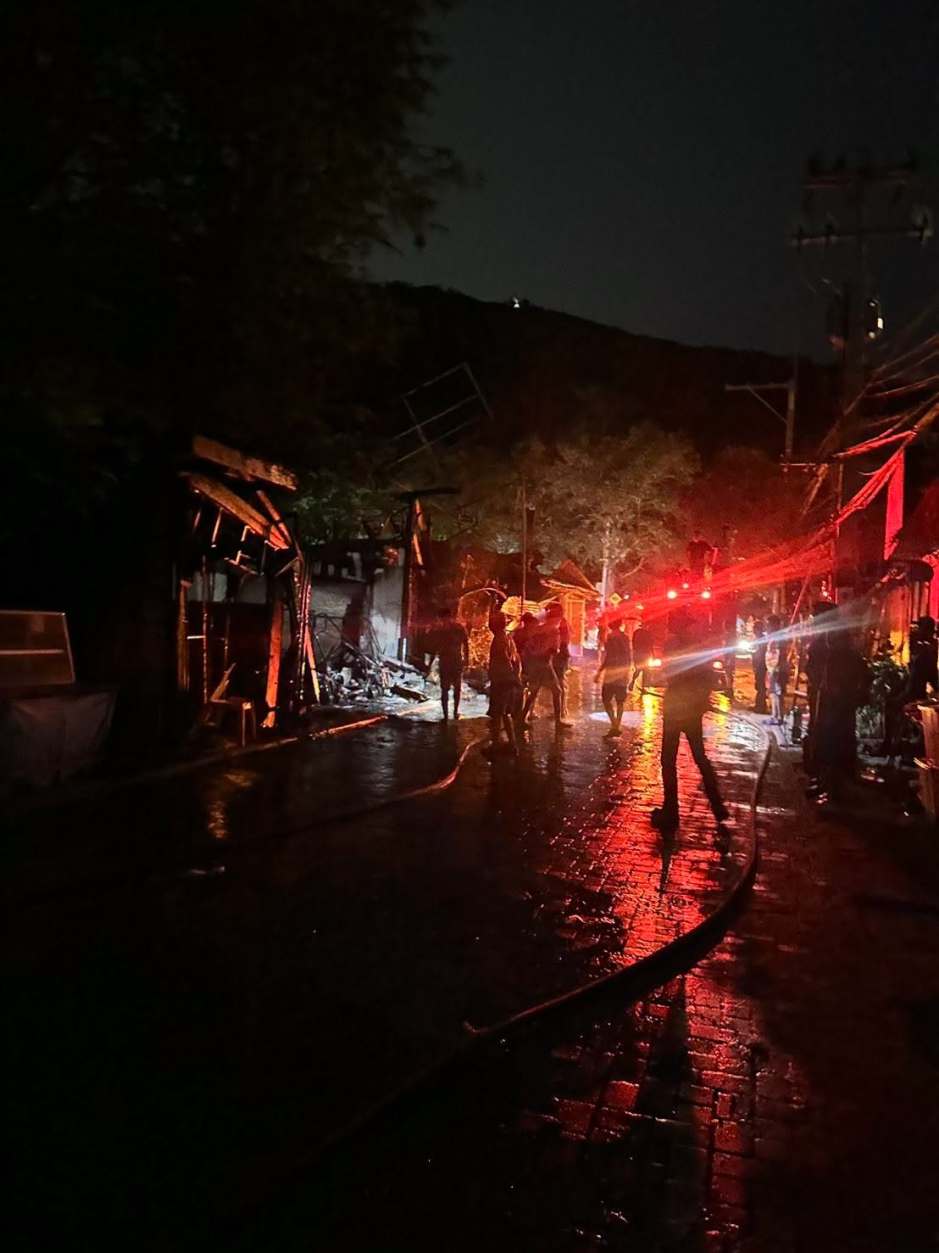 Nach den Löscharbeiten sichern Einsatzkräfte den Brandort und beginnen mit den ersten Ermittlungen. Foto: Pattaya City Police