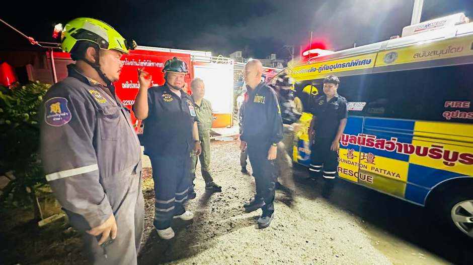 Einsatzkräfte von Feuerwehr, Rettungsdienst und Polizei koordinieren den Einsatz nach dem nächtlichen Brand. Foto: Pattaya City Police