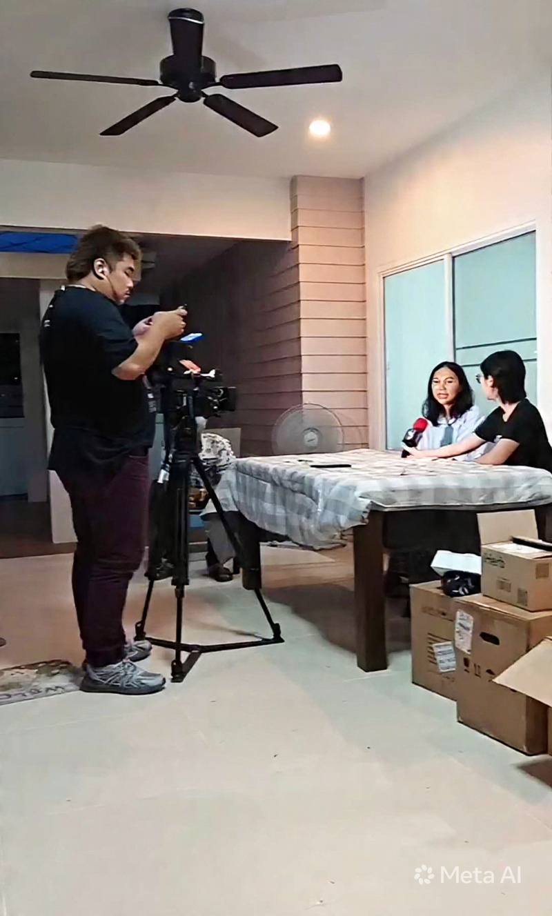 Ein Fernsehteam von Channel 8 interviewt die Hausbesitzerin in der verwüsteten Poolvilla in Hua Hin. Bild: Facebook/ คุณนายแอบเเซ่บในเยอร์มัน คุณนายแอบแซ่บในเยอร์มัน