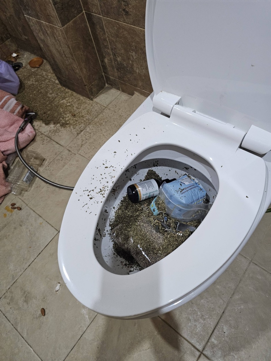 Auch die Toilette war mit Müll und verstreuten Gegenständen gefüllt. Bild: Facebook/ คุณนายแอบเเซ่บในเยอร์มัน คุณนายแอบแซ่บในเยอร์มัน