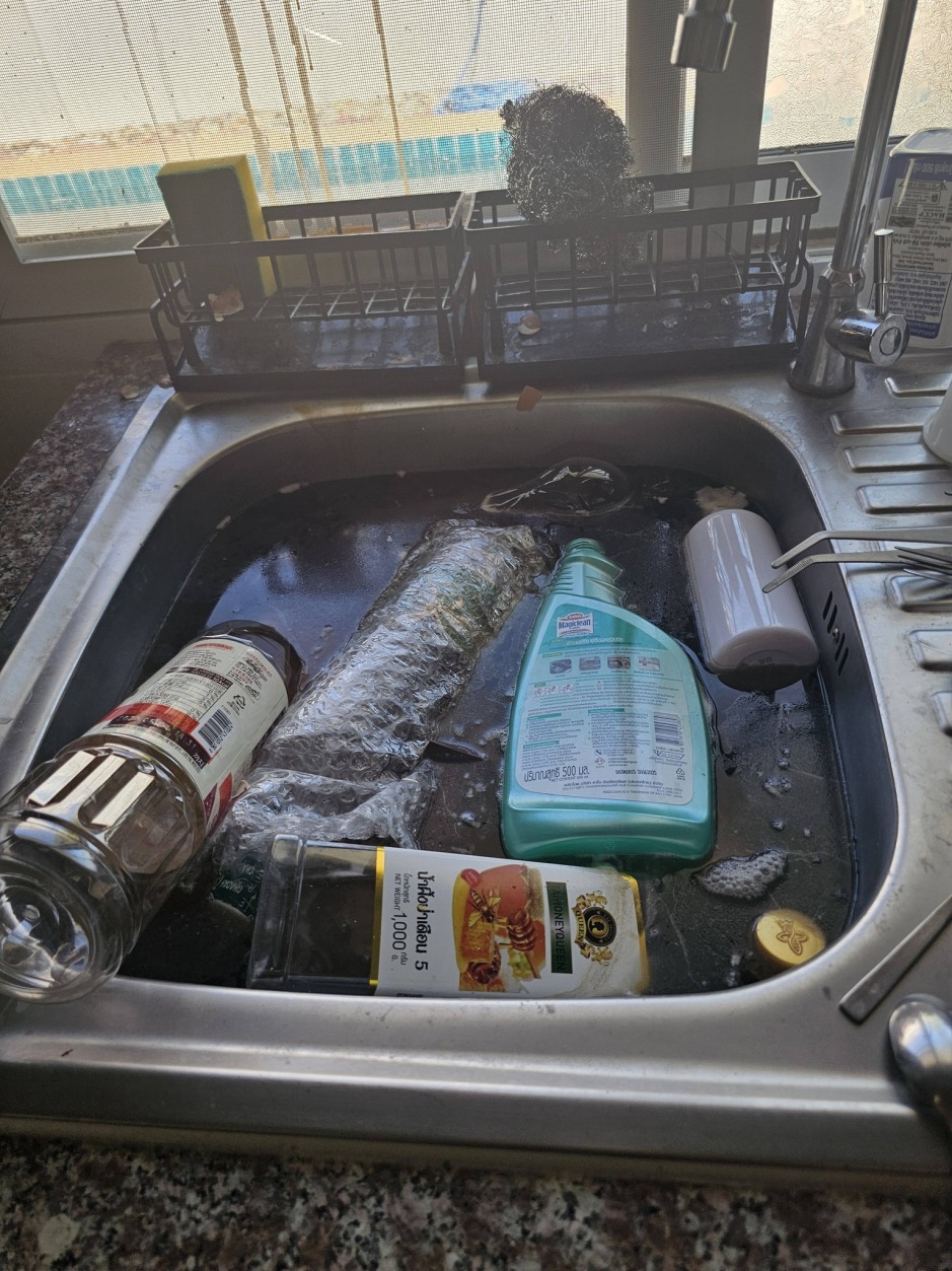 Verschmutztes Wasser und Abfälle in der Spüle gehörten zu den Bildern, die die Hausbesitzerin veröffentlichte. Bild: Facebook/ คุณนายแอบเเซ่บในเยอร์มัน คุณนายแอบแซ่บในเยอร์มัน