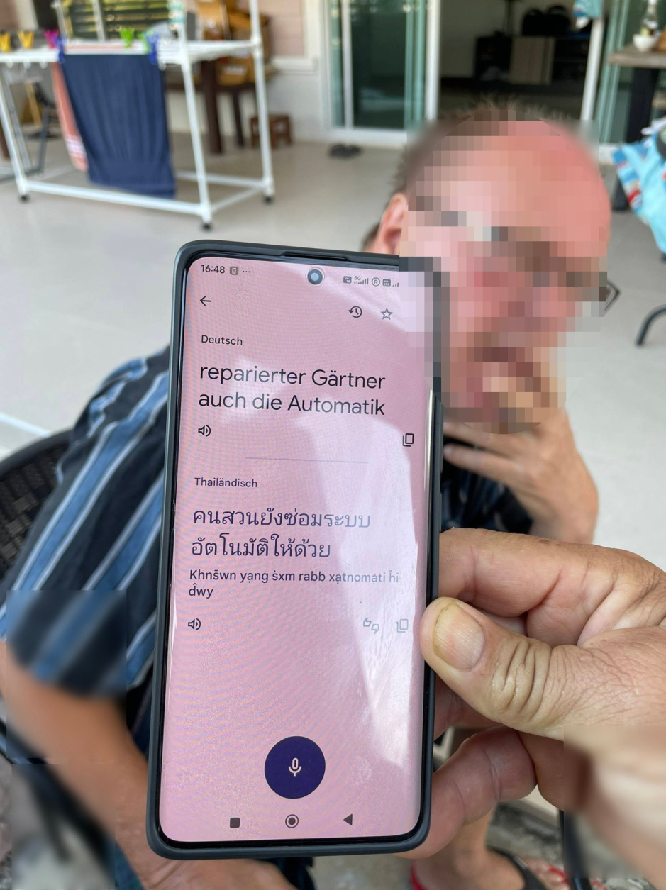Auf dem Smartphone ist eine automatische Übersetzung einer Aussage des Schweizer Mieters zu sehen.