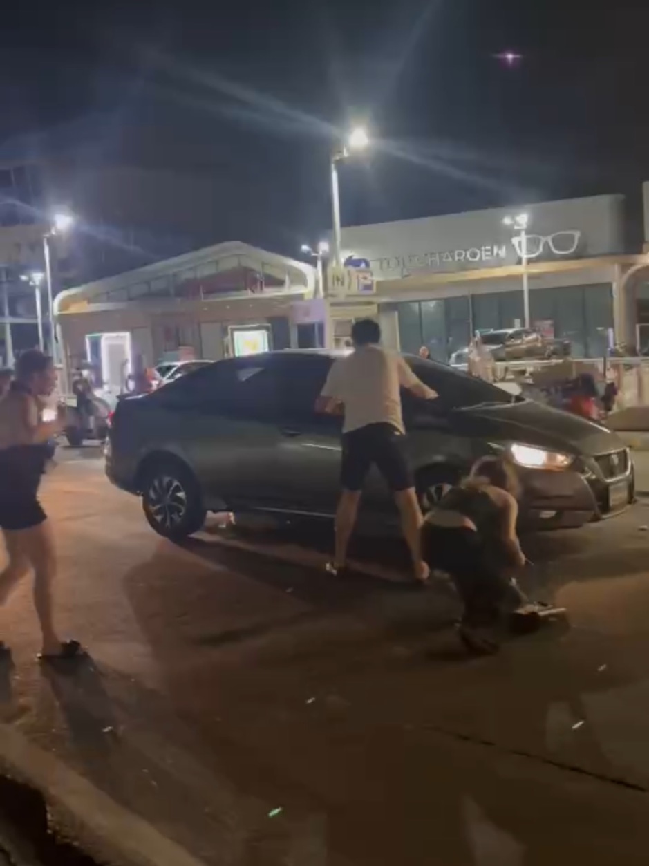 Mehrere Beteiligte und Passanten versammeln sich nach dem Zwischenfall um das Fahrzeug am Bali-Hai-Pier. Bild: TMN.TV