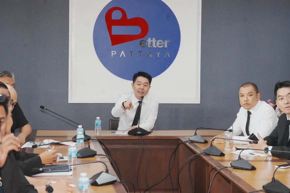 Bürgermeister Poramet Ngampichet leitete die Besprechung zur Vorbereitung des Street-Art-Projekts in Naklua. Bild: PR Pattaya