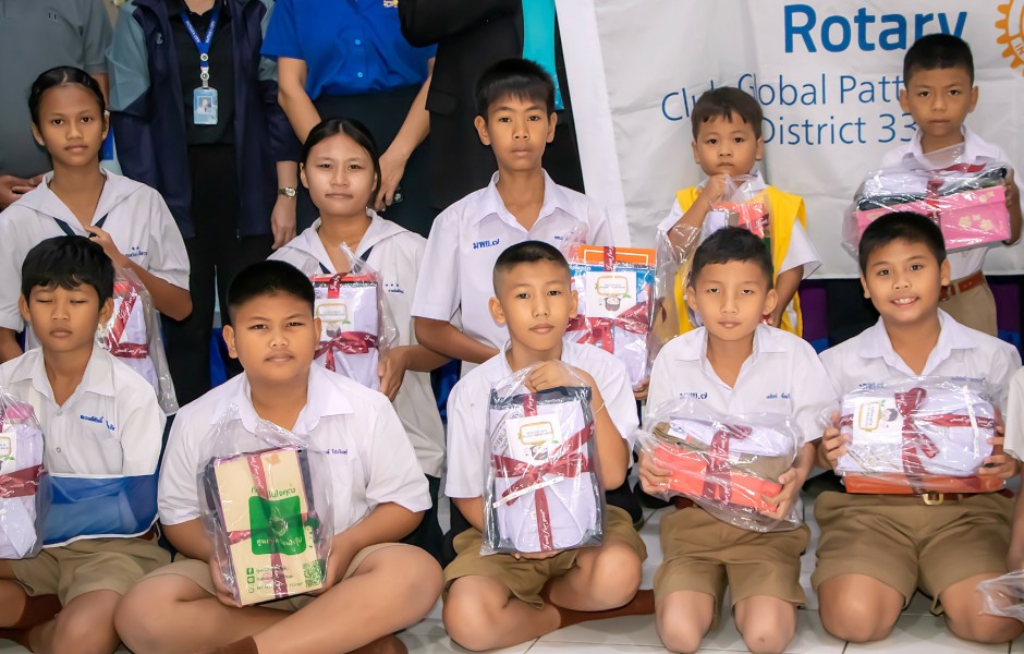 Insgesamt 30 Schülerinnen und Schüler erhielten neue Schuluniformen als Teil des sozialen Engagements des Rotary Club Global Pattaya. Bild: RC Global Pattaya