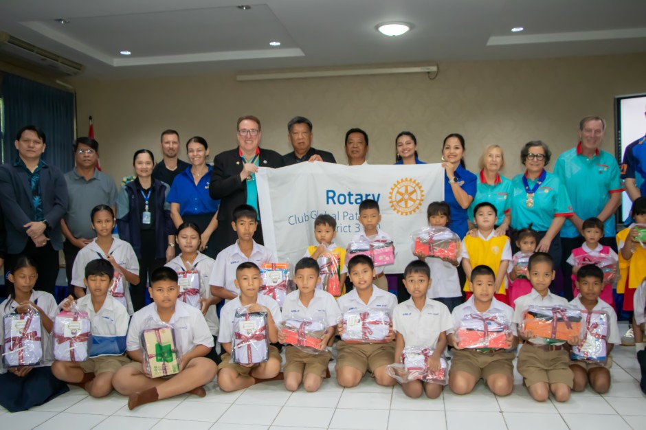 Vertreter des Rotary Club Global Pattaya, der Stadt Pattaya, der Schule und die begünstigten Kinder erinnern mit einem gemeinsamen Gruppenfoto an die Übergabe des Projekts „Water is Life“. Bild: RC Global Pattaya
