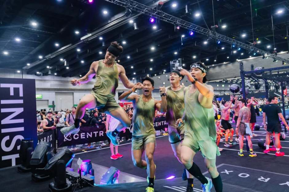 Die teilnehmenden Teams kämpfen gemeinsam um jede Sekunde und feiern den Zieleinlauf vor begeisterten Zuschauern. Bild: HYROX Thailand