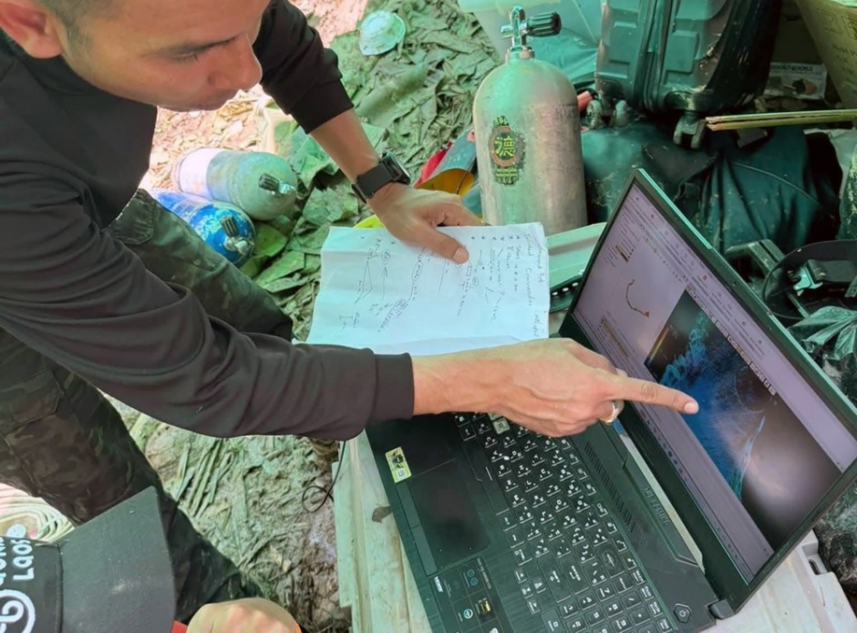 Ein von Metta Tham Kalasin Rescue veröffentlichtes Foto zeigt eine Thai-Rettungskraft bei einer Mission zur Befreiung von sieben Laoten, die in einer überfluteten Höhle in der laotischen Provinz Xaysomboun eingeschlossen sind. Foto: epa/Metta Tham Kalasin Rescue