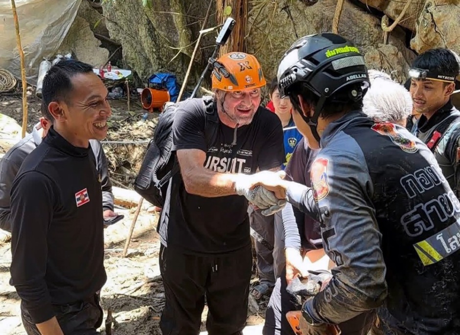Ein von Metta Tham Kalasin Rescue veröffentlichtes Foto zeigt den finnischen Tauchexperten Mikko Paasi (M.), der bei seiner Ankunft zur Unterstützung der Rettungsmission von thailändischen Einsatzkräften begrüßt wird. Foto: epa/Metta Tham Kalasin Rescue