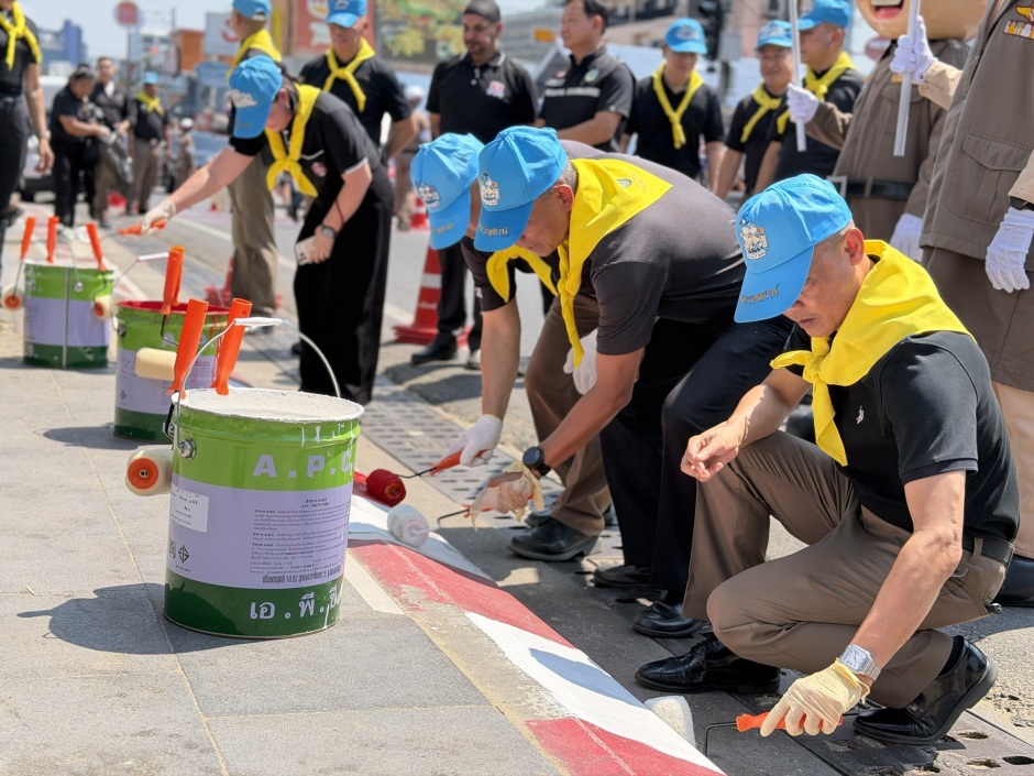 Polizeibeamte bringen rot-weiße Markierungen in Halteverbotszonen an, um die Verkehrsordnung zu verbessern. Bild: TMN.TV