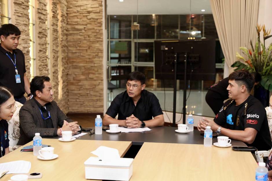 Vertreter der Stadt Pattaya und der Veranstalter besprechen die Organisation des internationalen Boxevents bei einem Vorbereitungstreffen im Rathaus. Bild TMN.TV