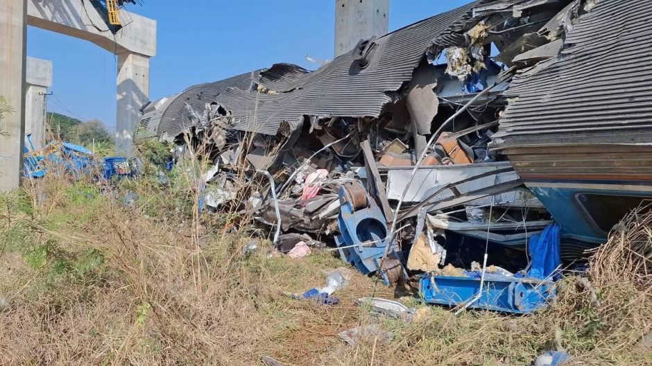 Eingedrückte Waggons und verbogene Stahlteile zeigen das Ausmaß der Zerstörung nach dem schweren Zugunglück. Foto: Fire & Rescue Thailand