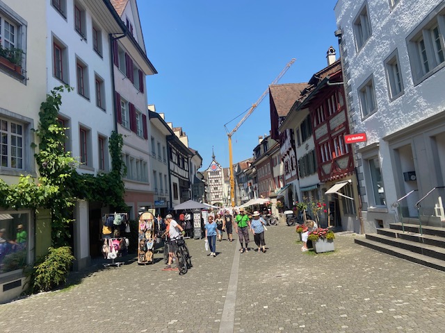 Unzählige Touristen strömen in die alten Handelsstädte am oberen Rhein.