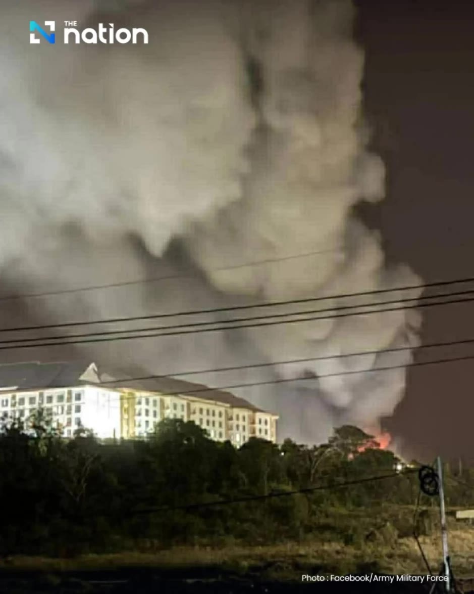 Flammen und Rauch sind nach dem Angriff noch aus der Nähe des Casino-Komplexes in O’Smach sichtbar. Das Gebiet liegt gegenüber des thailändischen Grenzübergangs Chong Chom. Foto: The Nation